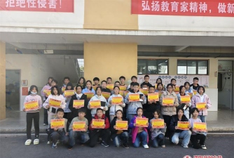 洞口县高沙镇茶铺茶场子弟学校阅读区