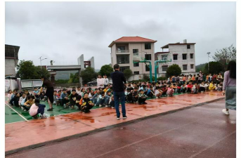 万塘中心学校阅读区