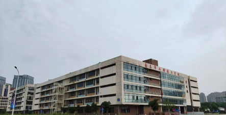 南昌市工创技工学校阅读区