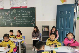 新立青顶中心小学阅读区