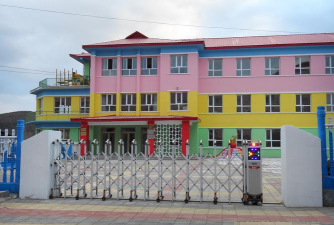 伊图里河镇伊东中小学阅读区