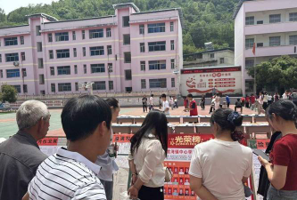 过渡湾镇中心学校阅读区
