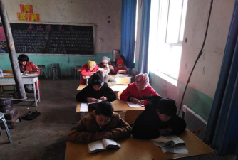 英艾日克乡中心小学阅读区