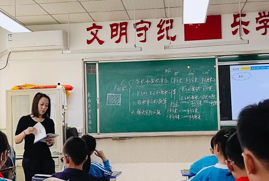 呼市赛罕区东风路小学阅读区