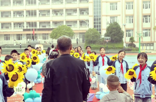 南坪镇第一中心小学阅读区