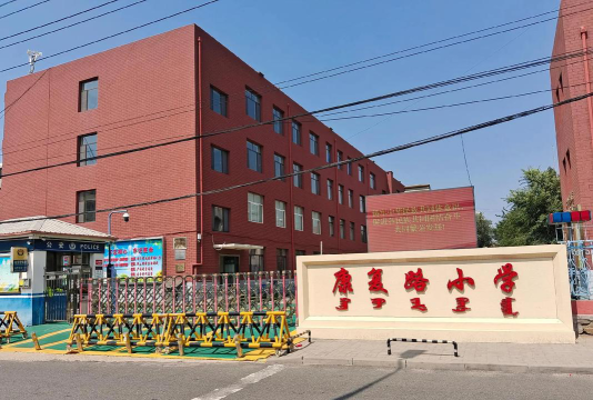 鹤临岗小学阅读区