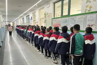 包头青山区青工路小学阅读区