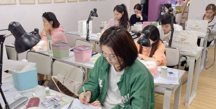 南阳小乐化妆美发美甲纹绣培训学校阅读区