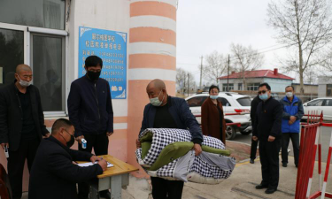 额尔格图镇中心校阅读区