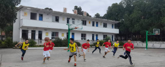 巴铃中学阅读区