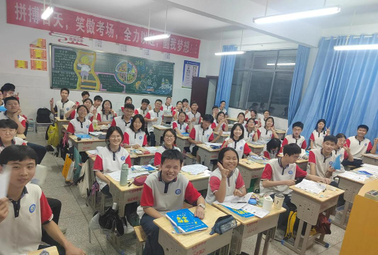 凤凰县大田九年制学校阅读区