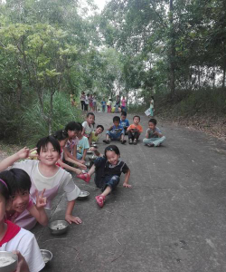 高州市荷花镇大车坡小学阅读区