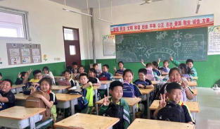 泊头交河镇小学阅读区