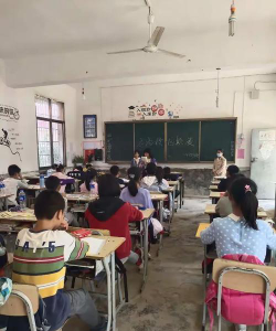 湘乡市月山镇中学阅读区