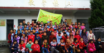 连平县上坪镇新镇小学阅读区