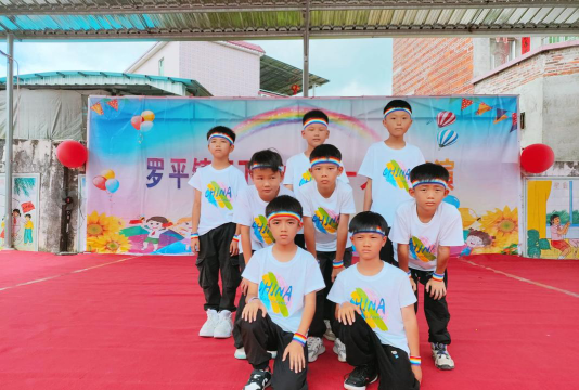 湛江市遂溪县界炮镇中心小学阅读区