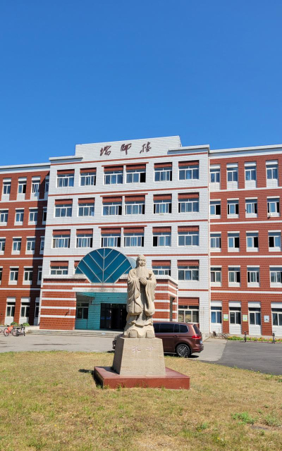乌尔其乡中学阅读区