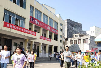 龙场镇龙场中学阅读区