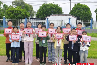 平江县长寿镇中心小学阅读区