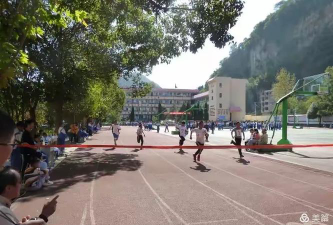 贵州省凯里市舟溪逸夫中学阅读区