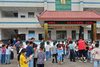 汉寿县岩汪湖镇完全小学阅读区