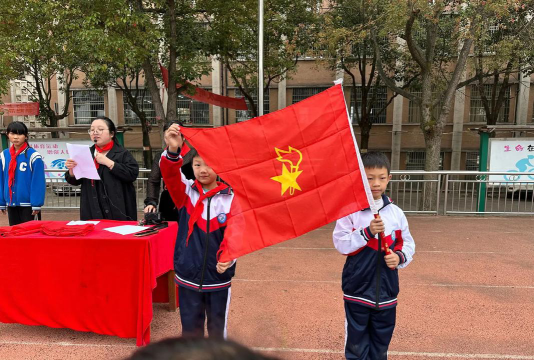 康玛县完小阅读区