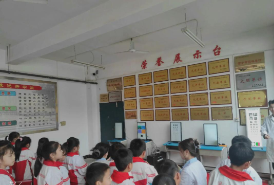 县实验小学阅读区