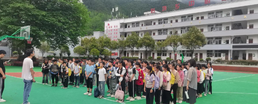 后坪镇完小阅读区