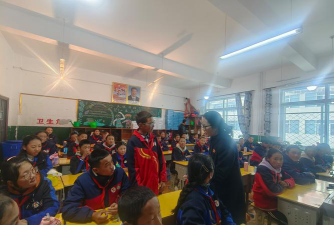 比如县香曲乡中心小学阅读区