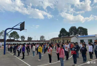 沅江市四季红镇中心完小阅读区