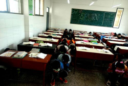 沾益县播乐乡罗木中学阅读区