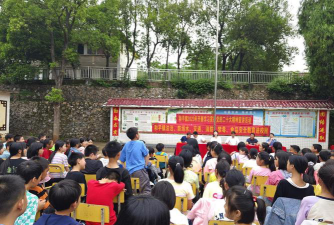 桂阳县和平镇中心校阅读区