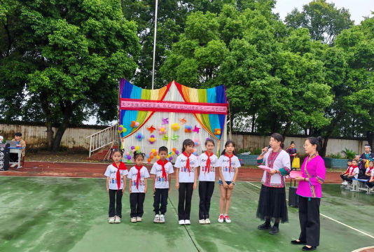 桂阳县和平镇白市村小学阅读区