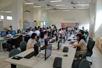 台中市雾峰区雾峰国民小学阅读区