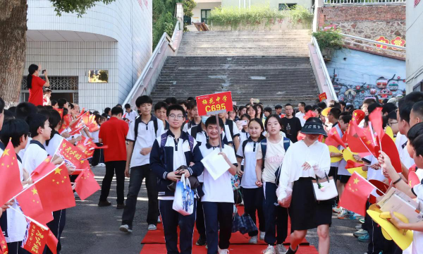 梅花镇一中阅读区