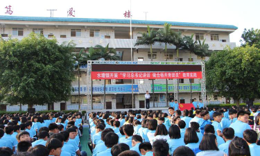 新平县水塘镇中学阅读区