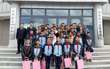 泽库县民族完全中学阅读区