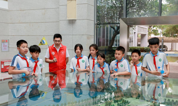 东莞石龙明德小学阅读区
