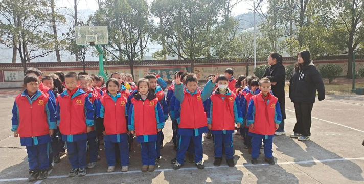 靖州县鹤山小学阅读区