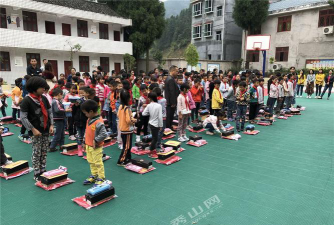 南投县埔里镇钟灵国民小学阅读区