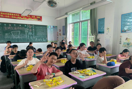高州市潭头镇乾坡小学龙塘分教点阅读区