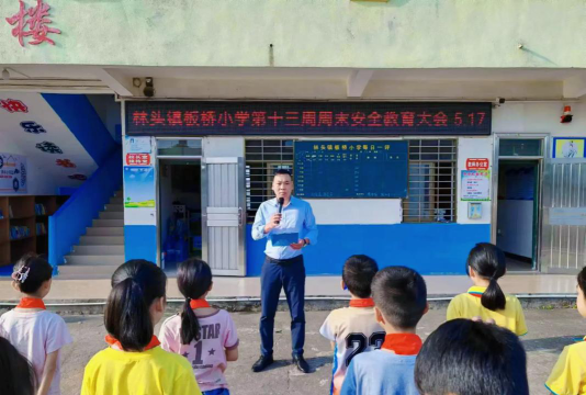 灵山县丰塘镇平岭幼儿院阅读区