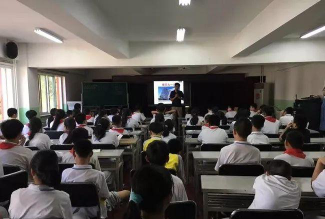 北京东铁匠营第二中学阅读区