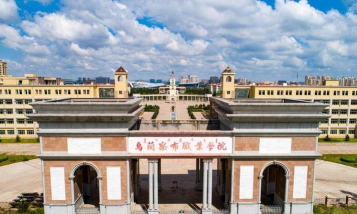 ‌乌兰察布市中等职业技术学校阅读区