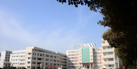 襄阳市田家炳中学阅读区