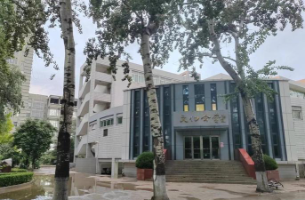 丹东东北工业学校阅读区