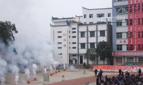 张家口市纬纶综合学校阅读区