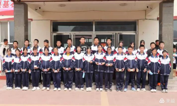 隆化县汤头沟镇中学阅读区