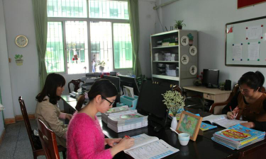 隆都镇中心小学阅读区