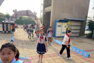 新密市城关镇东街学校阅读区